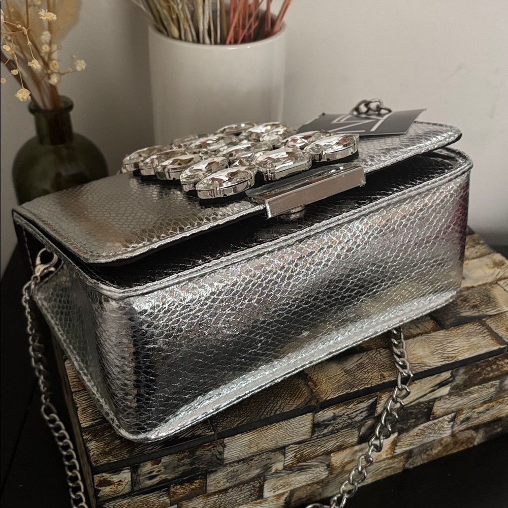 NWT INZI Silver Handbag Clutch Crystal Embellishments Chain Strap Snakeskin - Picture 7 of 14